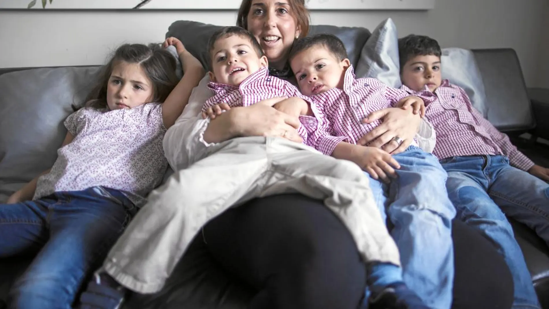 Mónica Encina con sus hijos