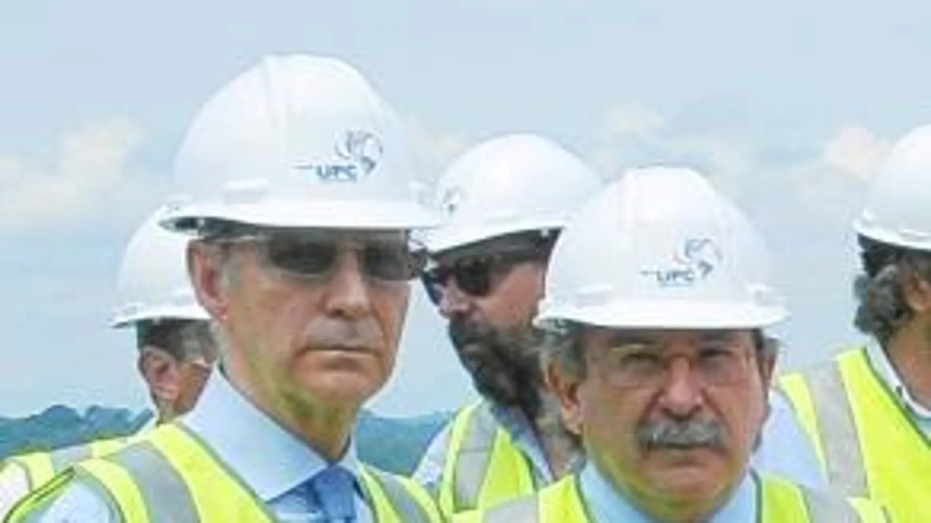 Del Rivero (dcha.) y el embajador español en Panamá, López-Barrón