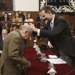 El escritor Juan Goytisolo ha recibido el Premio Cervantes de manos del Rey