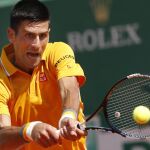 El tenista serbio Novak Djokovic devuelve una bola al español Albert Ramos