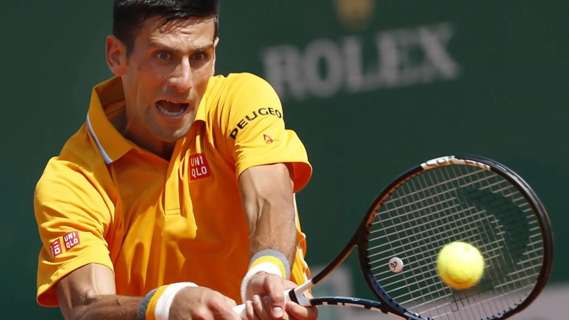El tenista serbio Novak Djokovic devuelve una bola al español Albert Ramos