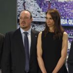 El matrimonio Benítez, sonriente durante la presentación del nuevo entrenador del Real Madrid