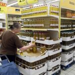 Una mujer compra aceite de girasol en un supermercado