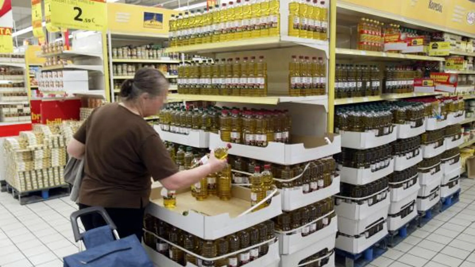 Una mujer compra aceite de girasol en un supermercado