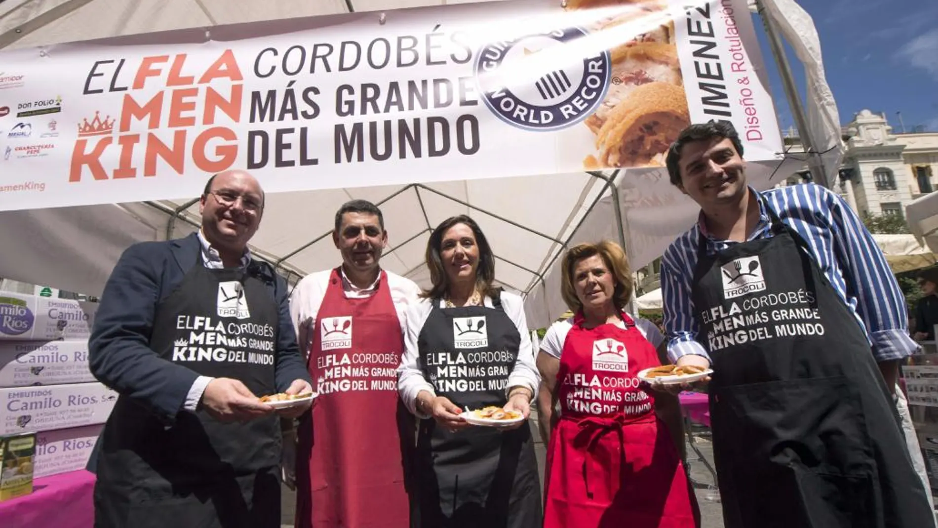 De izda. a dcha. El teniente alcalde de Turismo del Ayuntamiento de Córdoba, Rafael Navas, el cocinero Roberto Alcaide, la concejal de Seguridad, Carmen Sousa, la cocinera Silvia Ramos y el segundo teniente de alcalde y delegado de Hacienda del Ayuntamiento, José María Bellido.