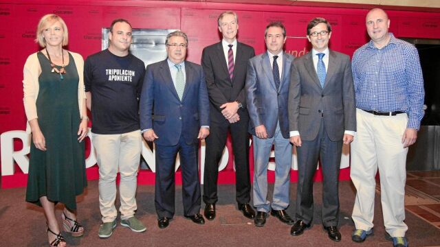 El presidente de Heineken, junto a Zoido, Espadas y varios directivos