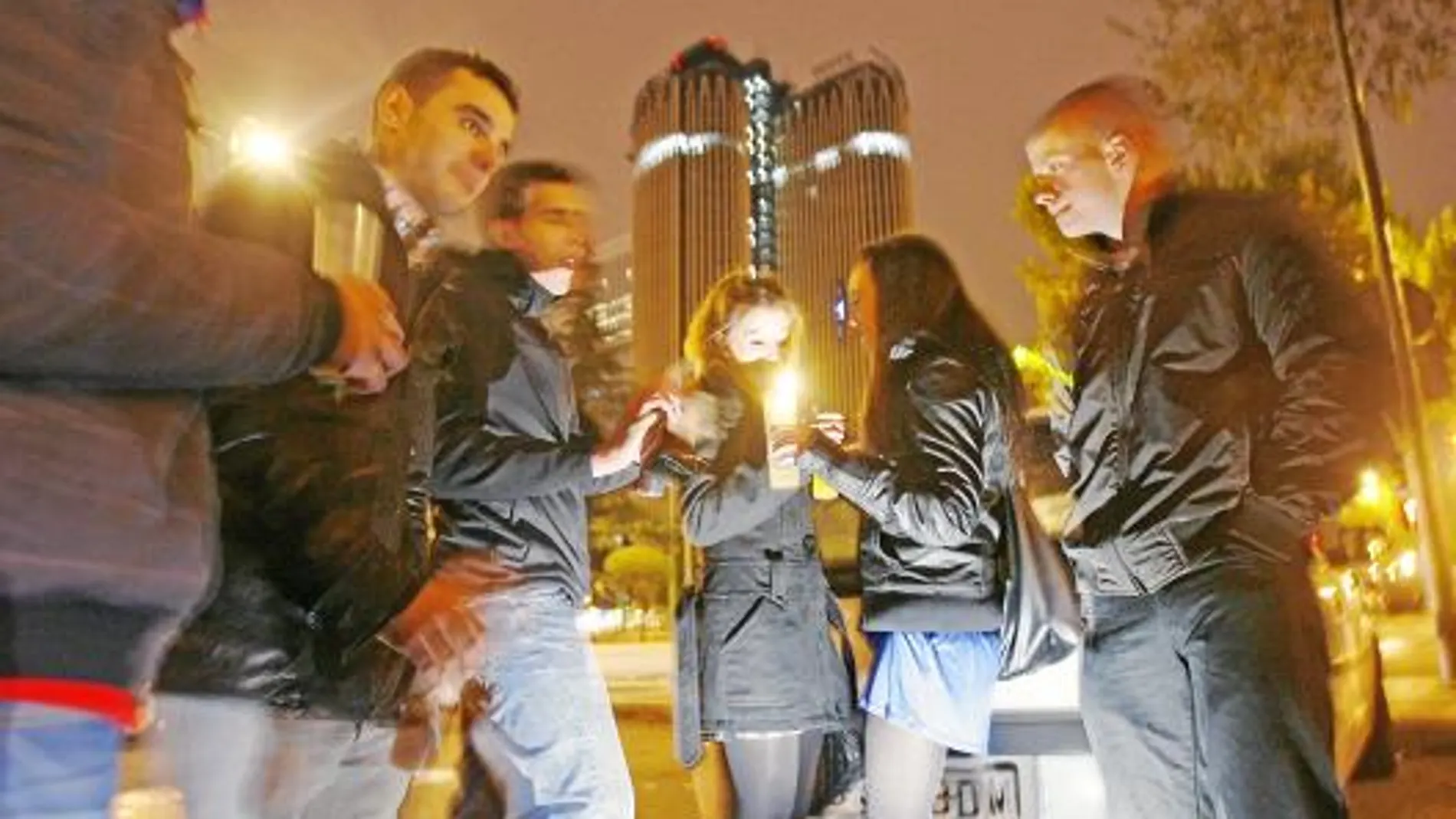 La imagen de un grupo de jóvenes bebiendo en plena Castellana ha dejado de ser una excepción para convertirse en una estampa habitual del fin de semana