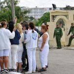 Las disidentes Damas de Blanco reclaman la libertad de los presos políticos con una protesta pacífica en la entrada de la prisión Combinado del Este, en La Habana, Cuba