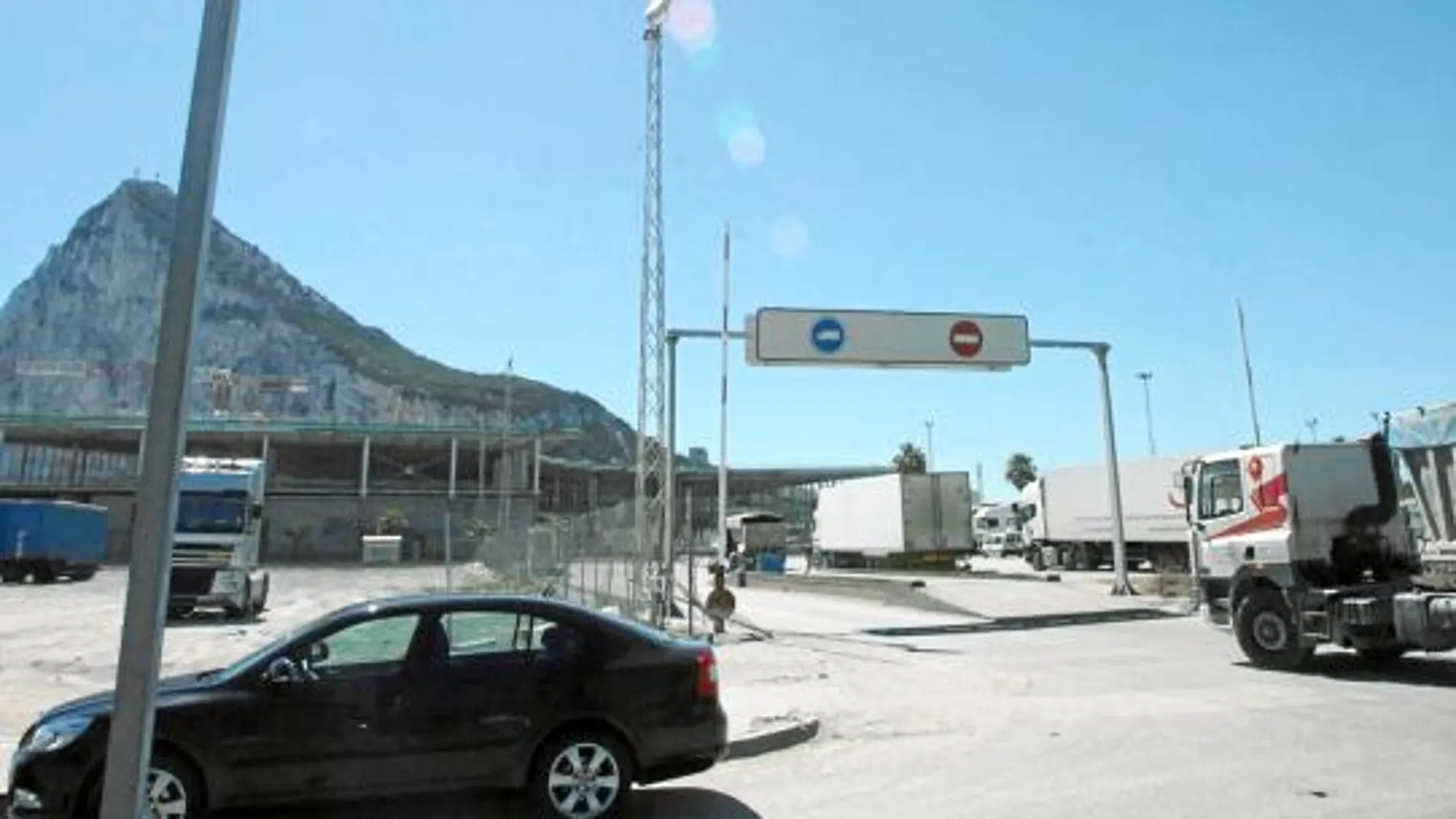 Un camión accede a Gibraltar por la entrada habitual tras haber quitado el Consistorio linense su señalización