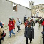 Un grupo enfermos mentales y sus familiares recorren las calles de Frómista, parada obligada del Camino Francés