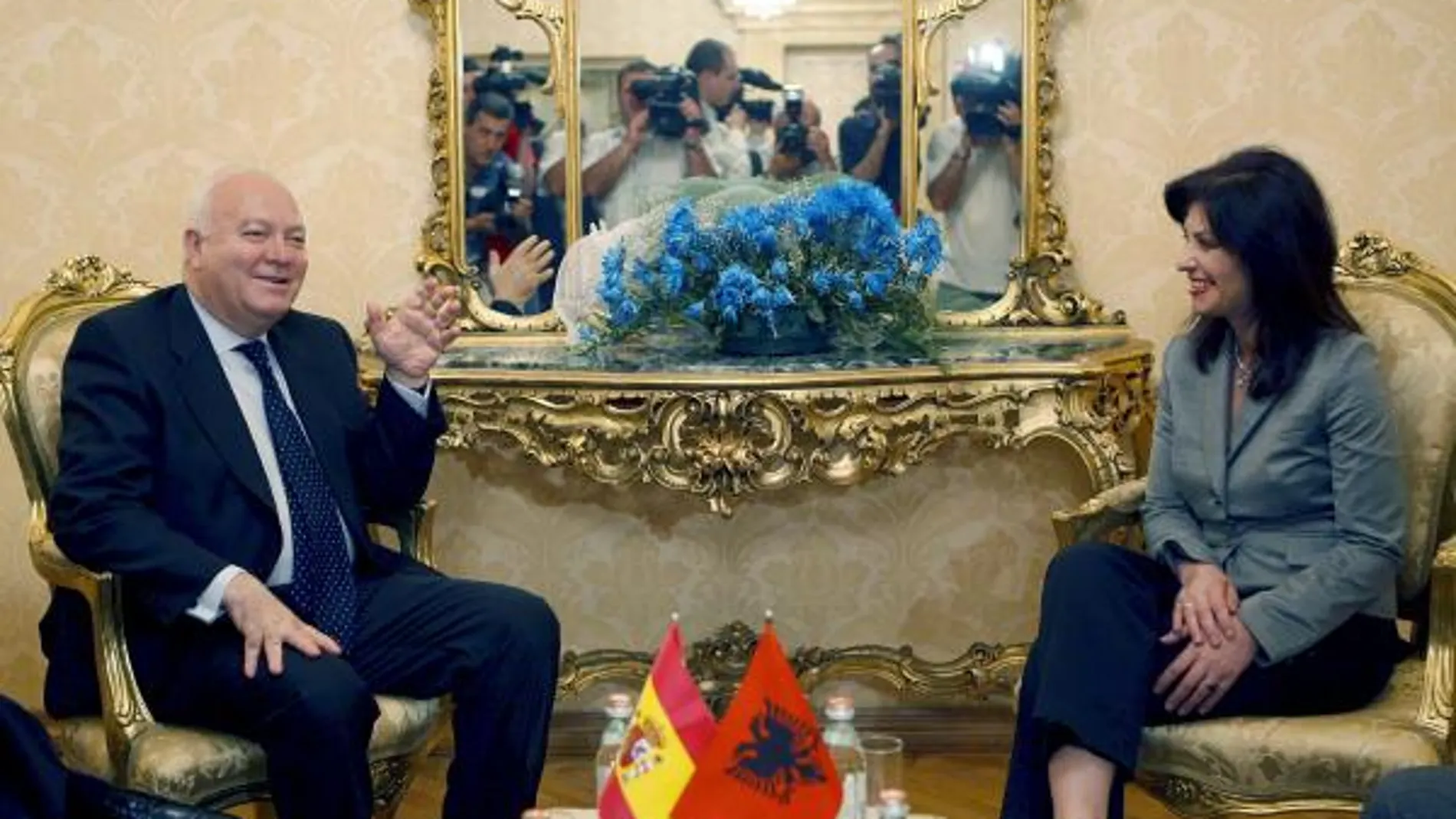 Moratinos reitera en Albania su postura ante Kosovo