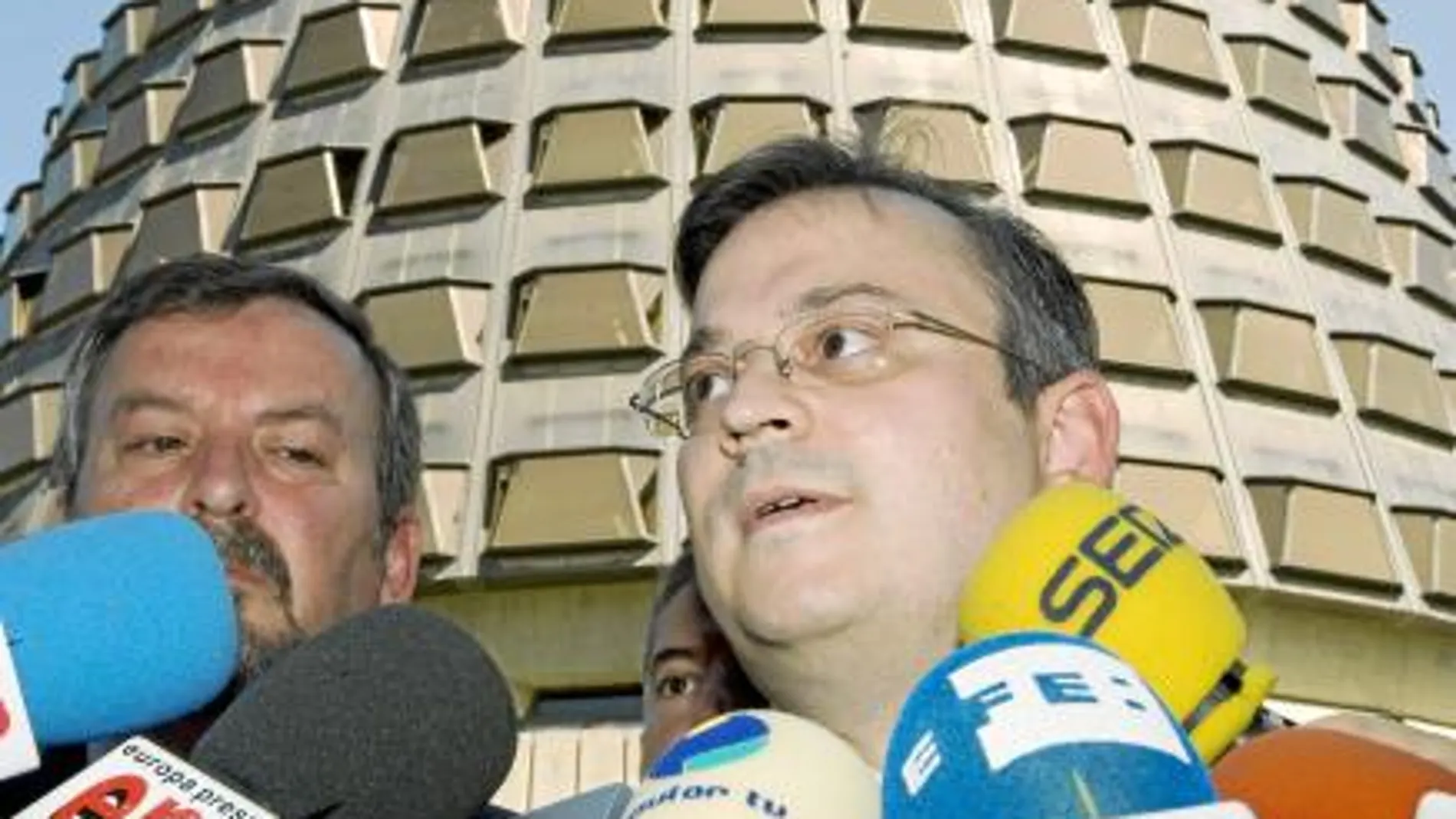 Pérez Roldán, presidente del Centro Jurídico Tomás Moro, ayer a las puertas del TC, tras presentar su recurso contra la Ley del Aborto