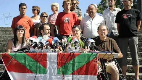 Un grupo de ciudadanos anónimo ha convocado hoy en rueda de prensa en Bilbao una manifestación para el próximo día 27 de agosto en las calles de la capital vizcaína