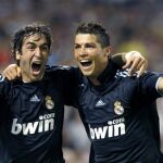 El delantero del Real Madrid Raúl González celebra junto a su compañero Cristiano Ronaldo un gol
