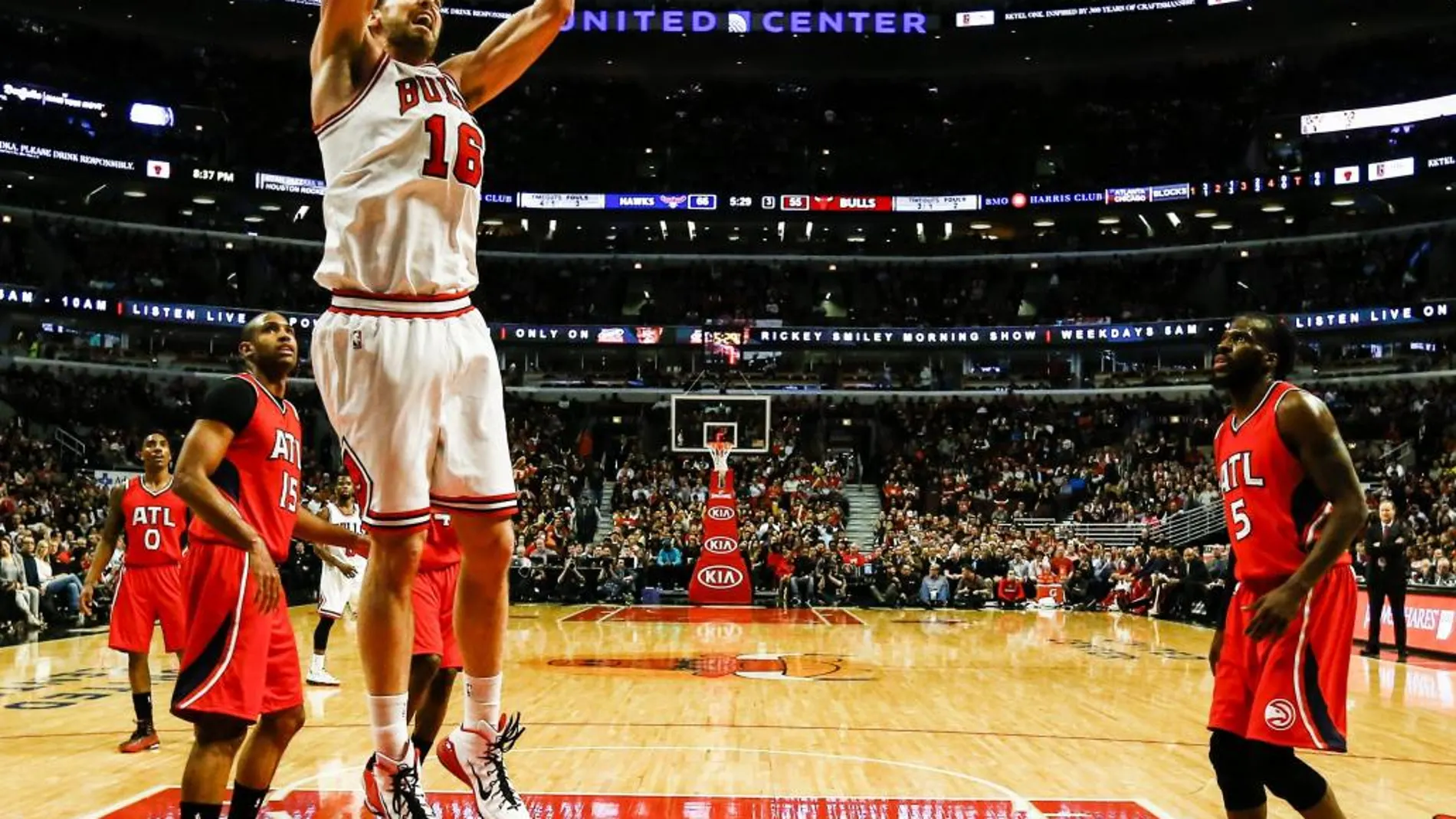 El español Pau Gasol, de los Chicago Bulls, logra encestar contra los Atlanta Hawks