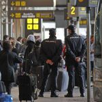 Efectivos policiales patrullan la T-4 del aeropuerto de Madrid Barajas
