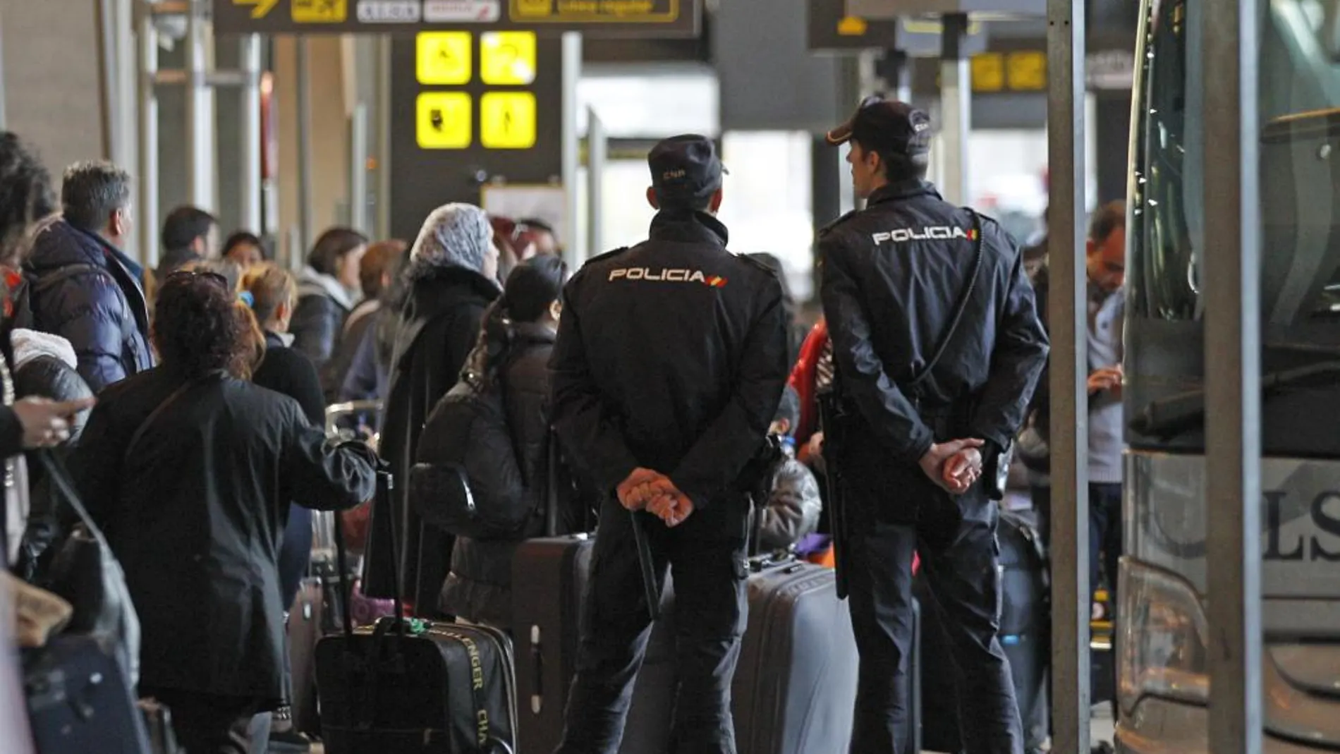 Efectivos policiales patrullan la T-4 del aeropuerto de Madrid Barajas