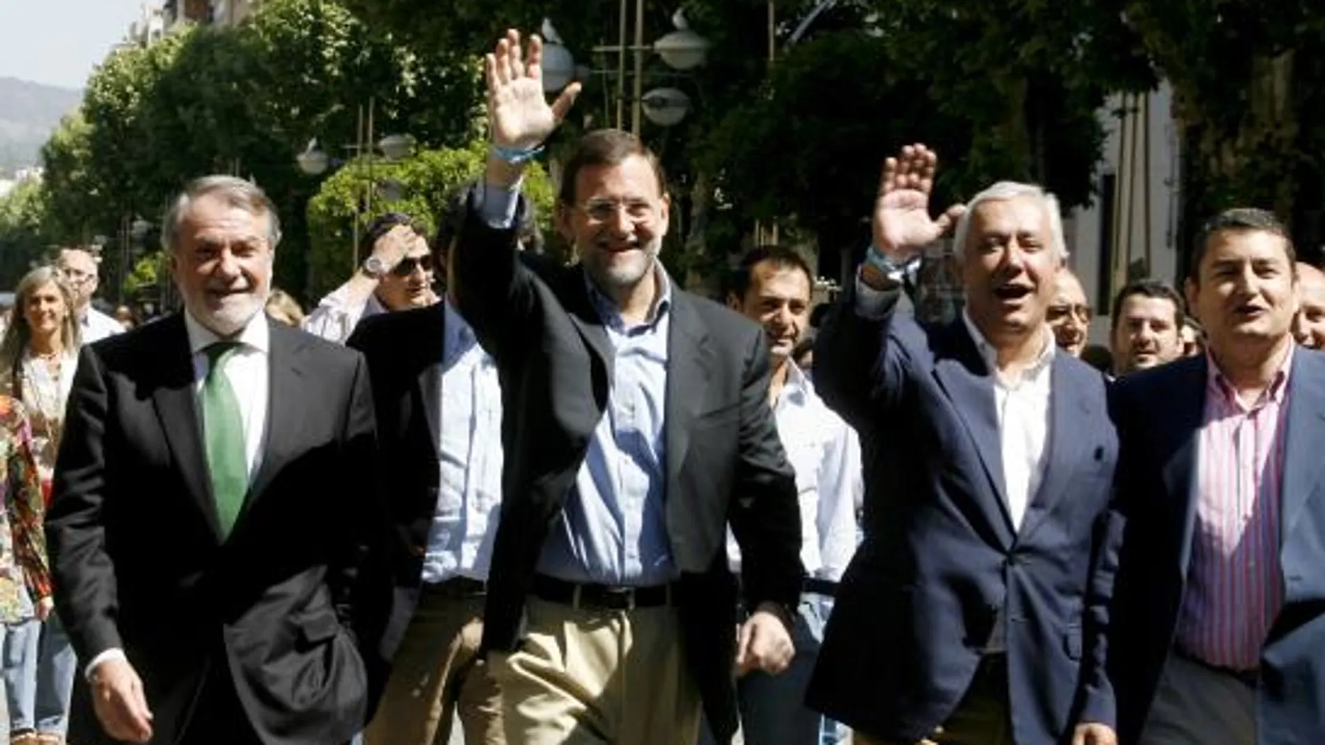El líder de los populares, Mariano Rajoy, el candidato a las elecciones europeas, Jaime Mayor Oreja y el presidente de los populares andaluces, Javier Arenas