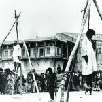 Todo comenzó el 24 de abril de 1915 y se prolongó por un año. En la imagen, dos hombres armenios ahorcados