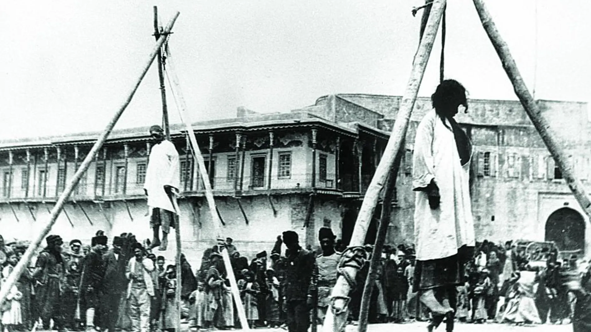 Todo comenzó el 24 de abril de 1915 y se prolongó por un año. En la imagen, dos hombres armenios ahorcados