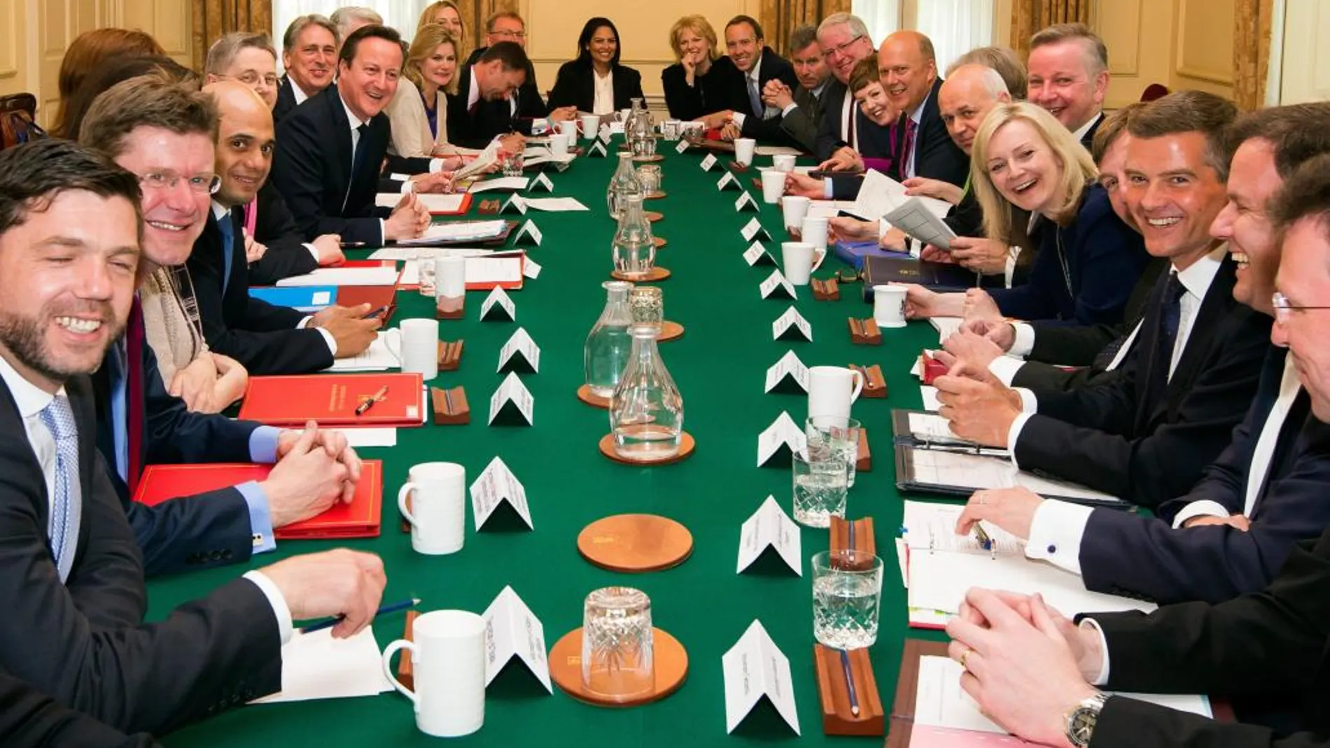 Cameron preside la primera reunión de Gobierno tras los comicios