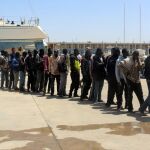 Inmigrantes africanos en una base naval libia donde fueron llevados después de ser rescatados