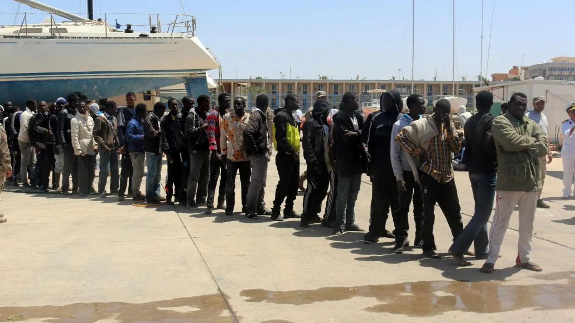 Inmigrantes africanos en una base naval libia donde fueron llevados después de ser rescatados