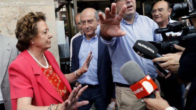Rita Barberá, durante su accidentada visita al mercado del Cabanyal