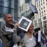 Dos felices compradores del Ipad en Nueva York