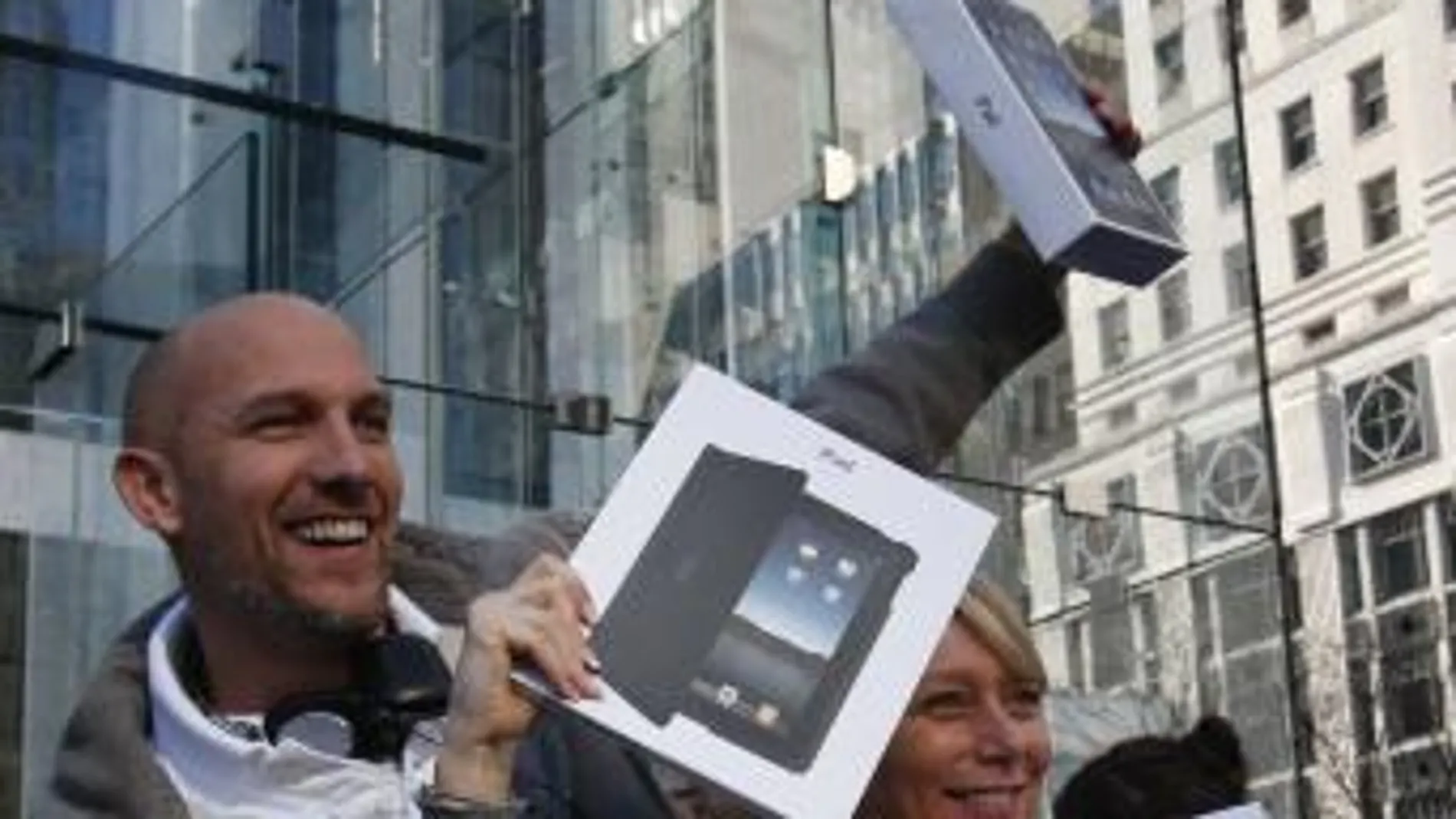 Dos felices compradores del Ipad en Nueva York