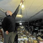 Un comerciante que quedó sin suministro eléctrico en Lloret