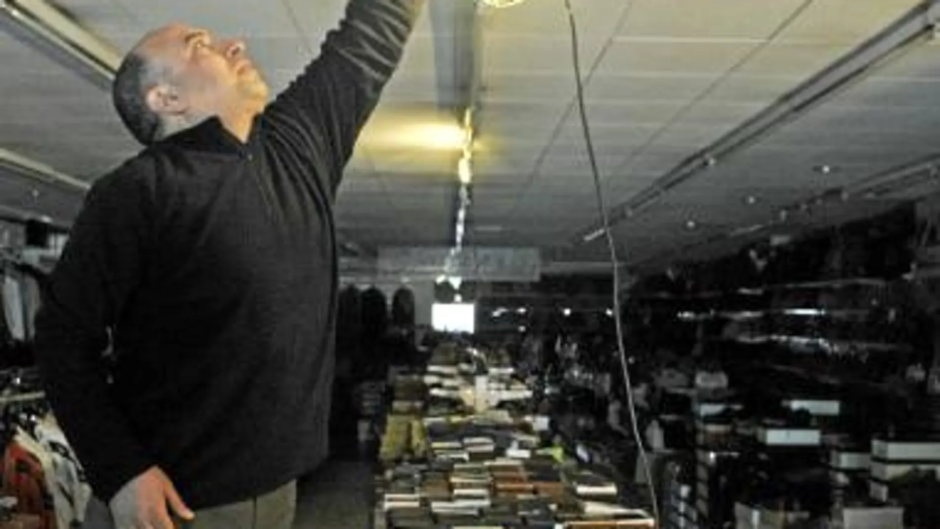Un comerciante que quedó sin suministro eléctrico en Lloret