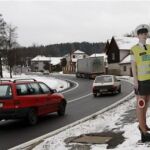 Colocan posters de policías en minifalda y se disparan los accidentes (Foto: Business Review Europe)