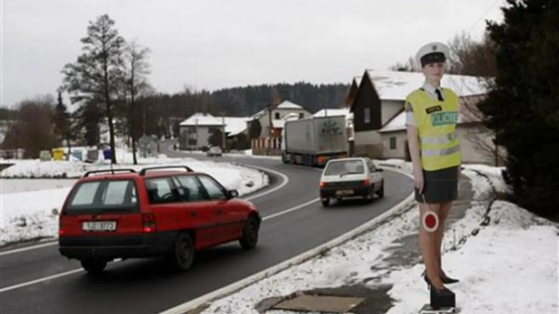 Colocan posters de policías en minifalda y se disparan los accidentes (Foto: Business Review Europe)