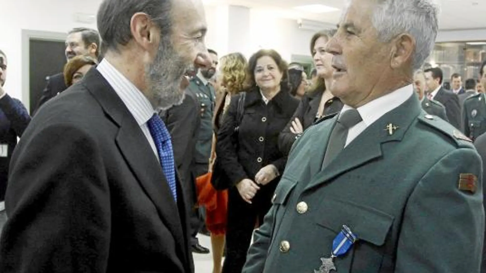 Rubalcaba, con el guardia civil Nicolás Bernal, al que condecoró ayer en San Roque (Cádiz)