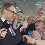 El líder del Partido de Centro finlandés, Juha Sipilae, celebra la victoria en las elecciones celebradas hoy.