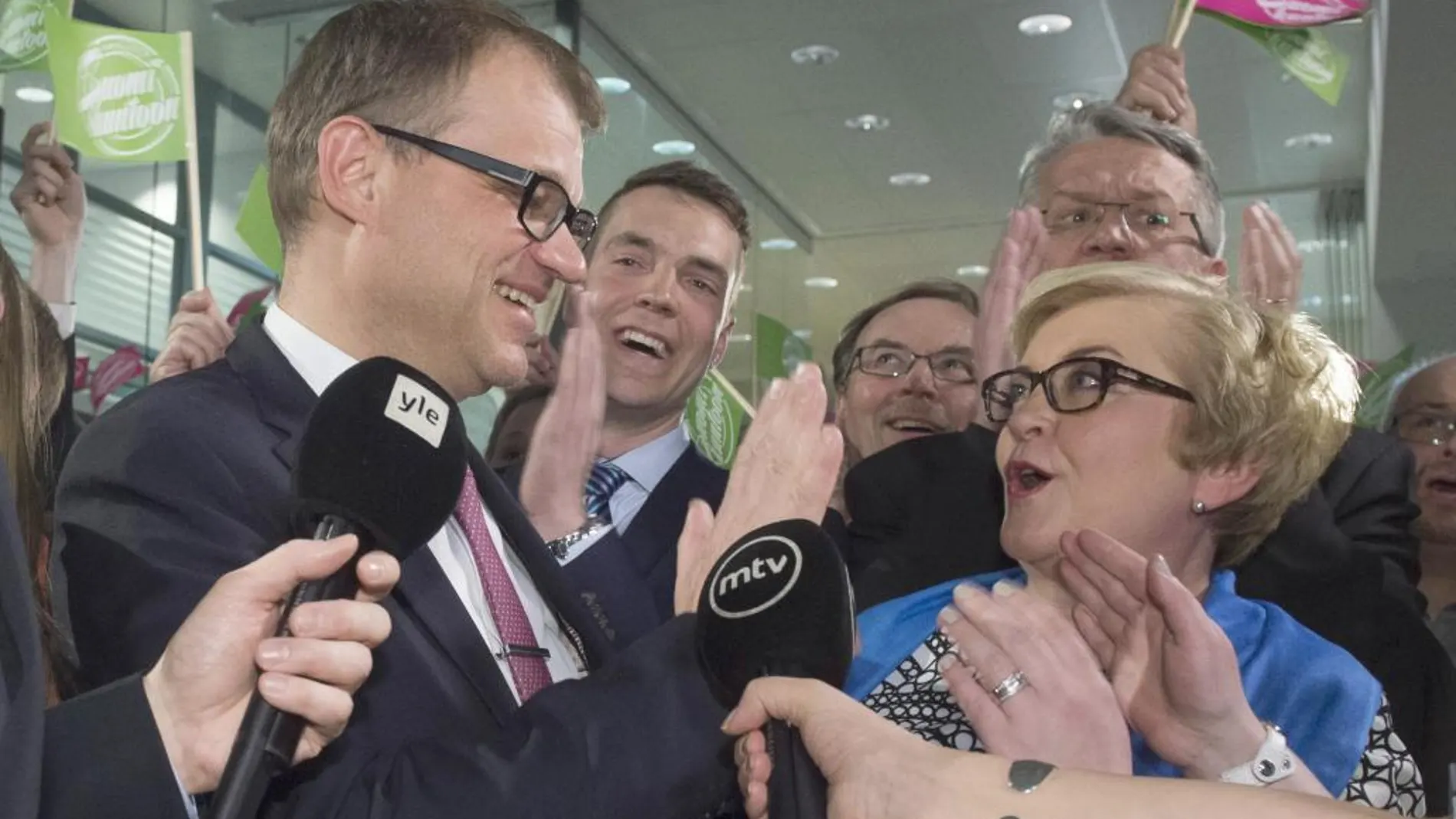 El líder del Partido de Centro finlandés, Juha Sipilae, celebra la victoria en las elecciones celebradas hoy.
