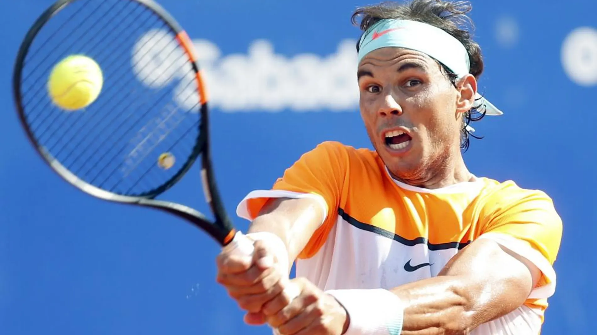 El tenista español Rafael Nadal devuelve la pelota durante el partido