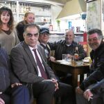 LA IMAGEN. Clientes del bar de Pérama, algunos de ellos votantes de Syriza, con los que charló LA RAZÓN para el reportaje