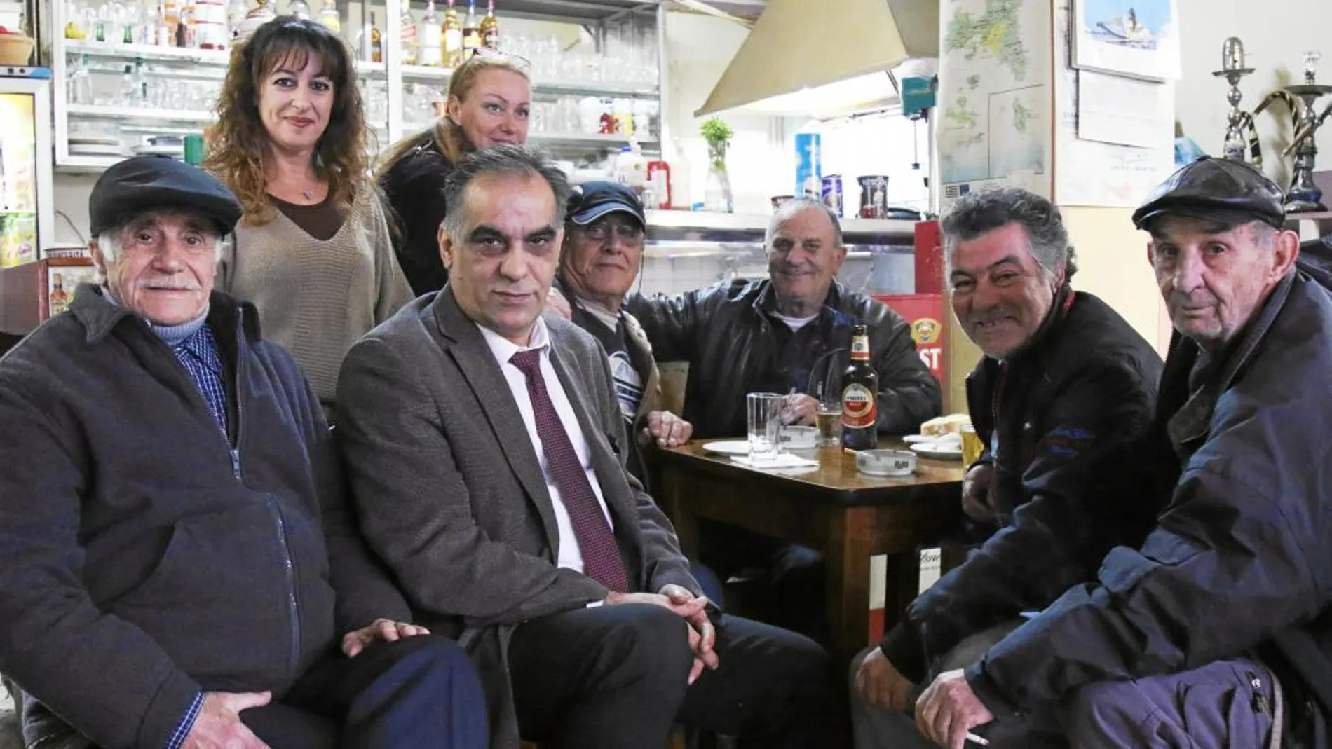 LA IMAGEN. Clientes del bar de Pérama, algunos de ellos votantes de Syriza, con los que charló LA RAZÓN para el reportaje