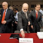 El secretario del Tesoro de EEUU Henry Paulson (izda); el presidente de la Reserva Federal, Ben Bernanke (c), y el presidente de la Comisión de Valores, Christopher Cox (23/09/08)