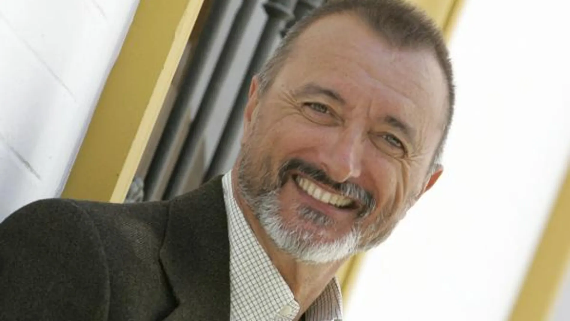 El escritor Pérez Reverte