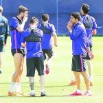 Piqué y Luis Suárez comparten confidencias con Messi ayer