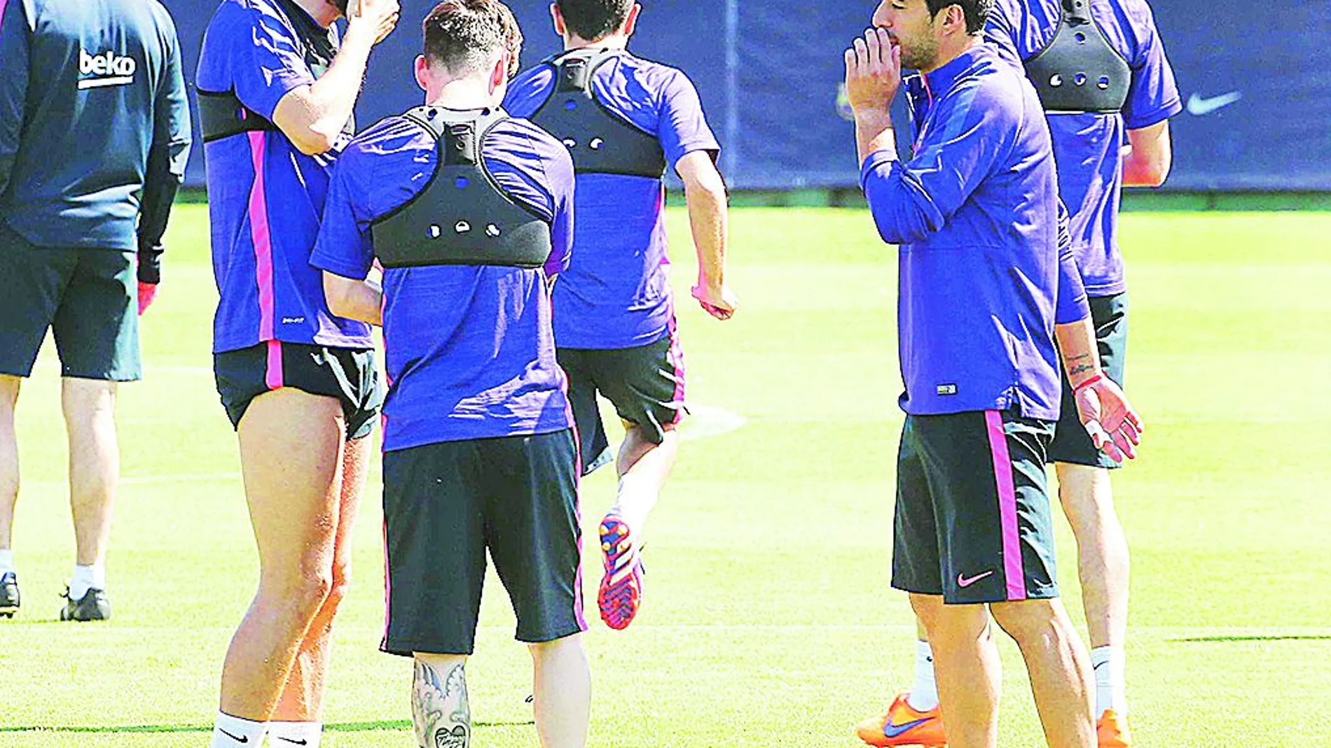 Piqué y Luis Suárez comparten confidencias con Messi ayer