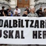 Imagen de archivo de la concentración de apoyo a la ilegalizada Udalbiltza Kursaal (asamblea de electos de Batasuna) en la puerta del Ayuntamiento de Bilbao (29/04/2010). Efe