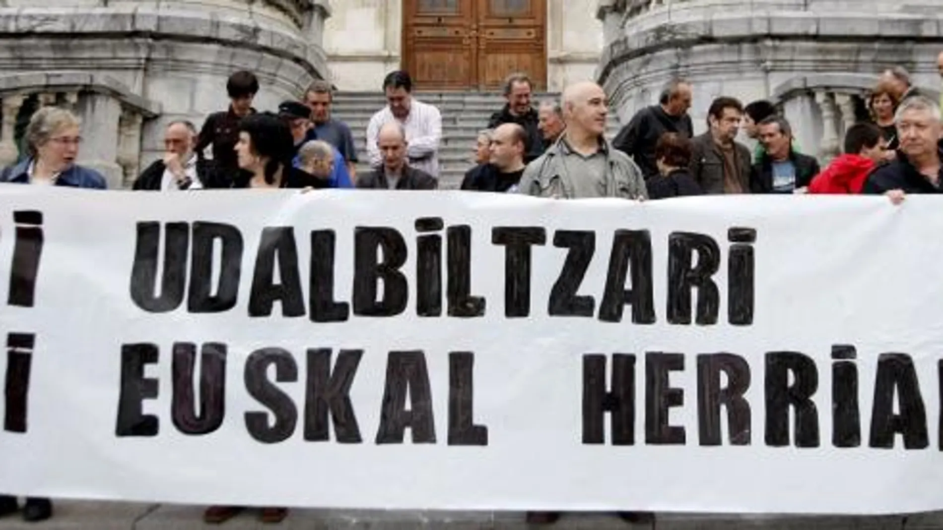 Imagen de archivo de la concentración de apoyo a la ilegalizada Udalbiltza Kursaal (asamblea de electos de Batasuna) en la puerta del Ayuntamiento de Bilbao (29/04/2010). Efe