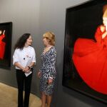 1Esperanza Aguirre junto a Isabel Muñoz en la inauguración de su exposición