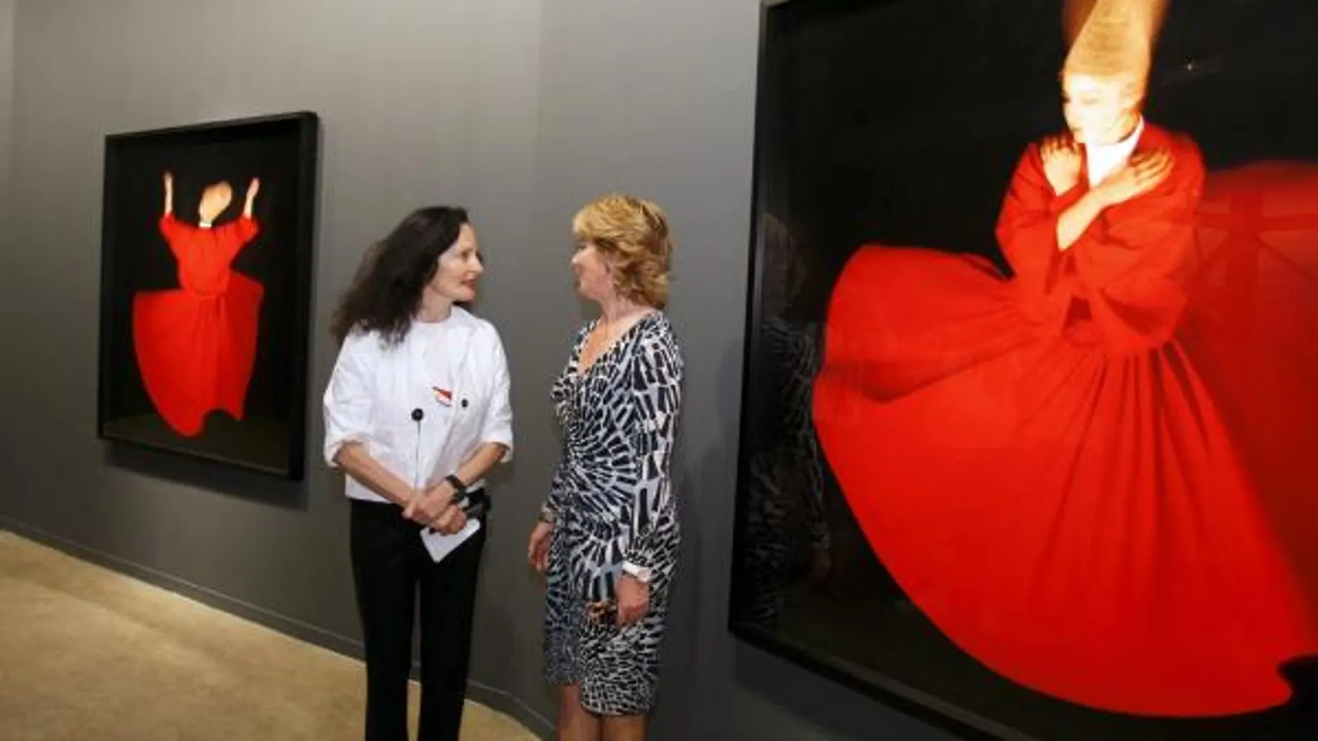 1Esperanza Aguirre junto a Isabel Muñoz en la inauguración de su exposición