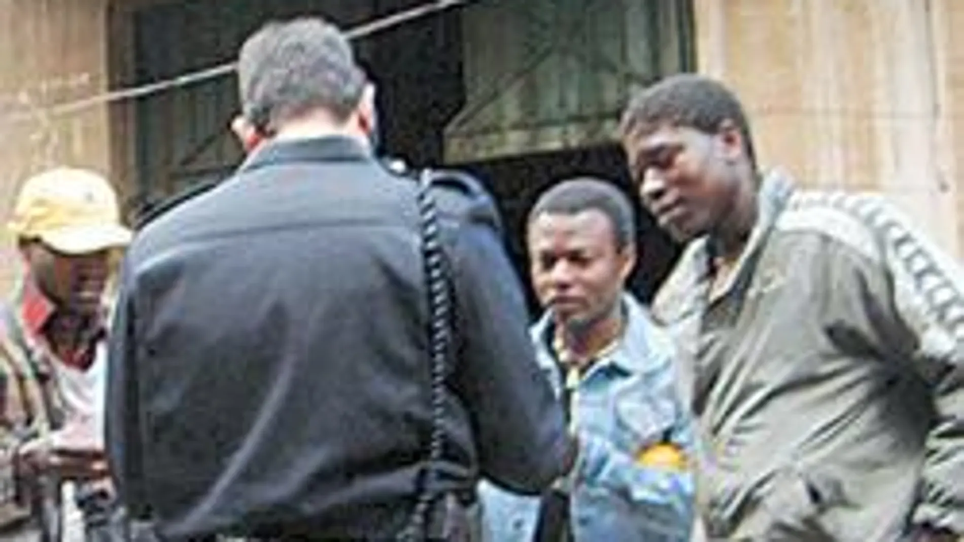 Cinco detenidos tras el desalojo de 54 personas de una nave industrial