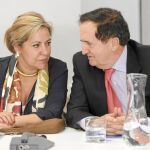 Rosa Valdeón conversa con Juan José Lucas durante la reunión del comité ejecutivo nacional del Partido Popular